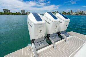 2025 Tiara Yachts 48 LS thumbnail 10