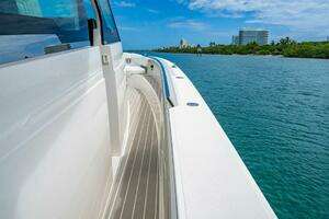 2025 Tiara Yachts 48 LS thumbnail 37