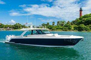 2025 Tiara Yachts 48 LS thumbnail 2
