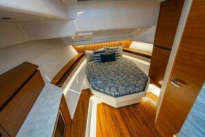 2025 Tiara Yachts 48 LS thumbnail 43