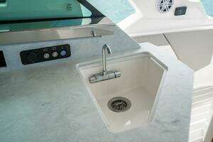 2025 Tiara Yachts 48 LS thumbnail 30