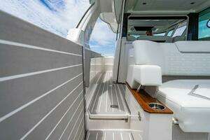 2025 Tiara Yachts 48 LS thumbnail 15