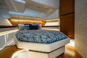 2025 Tiara Yachts 48 LS thumbnail 44