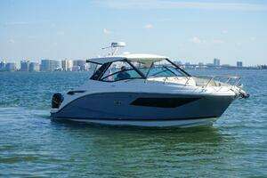 2023 Sea Ray 320 Sundancer Outboard thumbnail 2