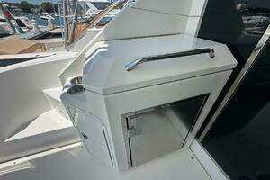 2015 Cruisers Yachts Cantius thumbnail 59