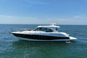 2015 Cruisers Yachts Cantius thumbnail 5