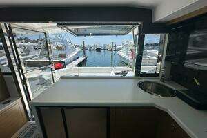 2015 Cruisers Yachts Cantius thumbnail 32