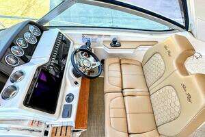 2019 Sea Ray 350 Sundancer thumbnail 9