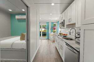 2025 Custom Hank's 40 Houseboat thumbnail 6