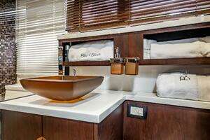 2017 Galeon 510 Skybridge thumbnail 48