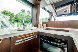 2017 Galeon 510 Skybridge thumbnail 12