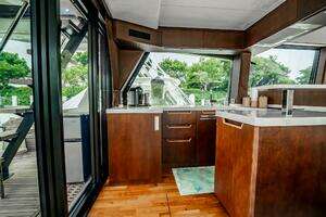 2017 Galeon 510 Skybridge thumbnail 10