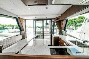 2017 Galeon 510 Skybridge thumbnail 6