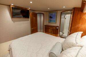 2015 Viking 62 Convertible thumbnail 12