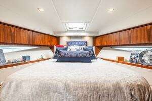2019 Riviera 4800 Sport Yacht thumbnail 58