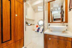 2019 Riviera 4800 Sport Yacht thumbnail 65