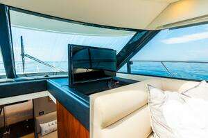 2019 Riviera 4800 Sport Yacht thumbnail 33