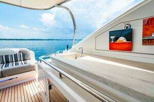 2019 Riviera 4800 Sport Yacht thumbnail 46