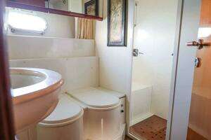 1998 Ferretti Yachts 55 Motor Yacht thumbnail 22
