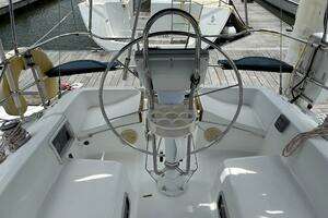 1996 Hunter 37.5 thumbnail 12