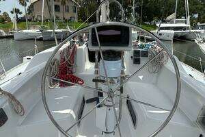 1996 Hunter 37.5 thumbnail 9