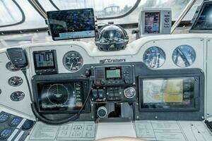 1991 Cruisers Yachts 3850 Aft Cabin thumbnail 35