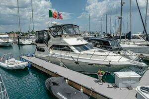 1991 Cruisers Yachts 3850 Aft Cabin thumbnail 1