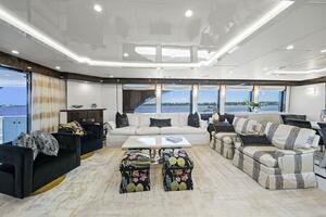 Salon Looking to Port  