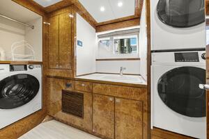 Stbd. Side Laundry Center  