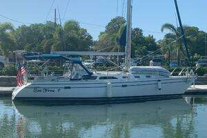 1995 Catalina 42 Mk II thumbnail 4