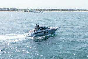 2014 Cruisers Yachts 45 Cantius thumbnail 3