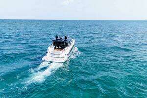 2014 Cruisers Yachts 45 Cantius thumbnail 4