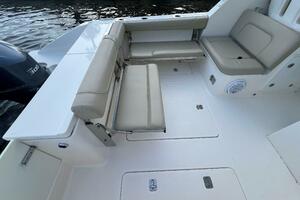 Pursuit 32 DC - Seating