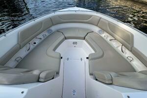 Pursuit 32 DC - Bow
