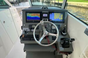 Pursuit 32 DC - Helm
