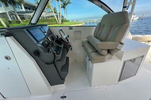 Pursuit 32 DC - Helm