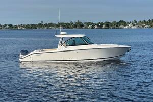 Pursuit 32 DC - Profile
