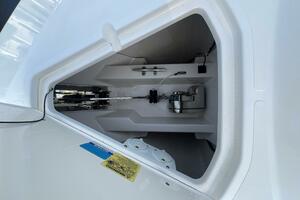 Pursuit 32 DC - Locker