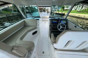 Pursuit 32 DC - Helm