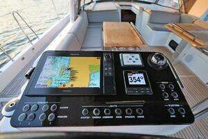 2023 Beneteau Oceanis 60 thumbnail 15