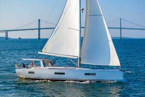 2023 Beneteau Oceanis 60 thumbnail 2