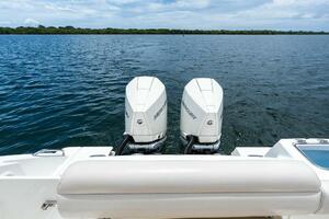 ZOOM 28ft Boston Whaler Yacht For Sale