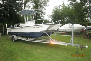 22' Twin Vee starboard forward profile