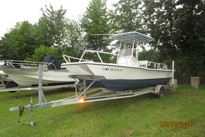22' Twin Vee port forward profile