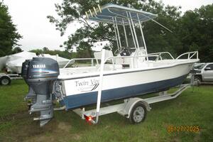 22' Twin Vee starboard aft profile