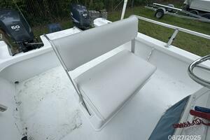 22' Twin Vee helmseat