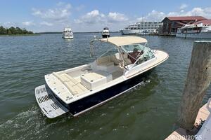 25' Hunt starboard aft profile