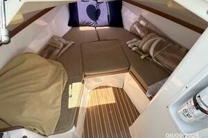 25' Hunt cabin forward