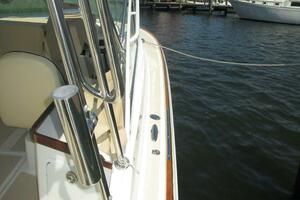 25' Hunt starboard side deck