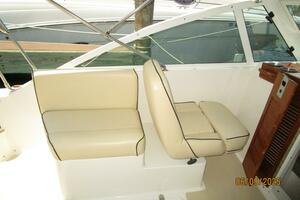25' Hunt upper deck port seating